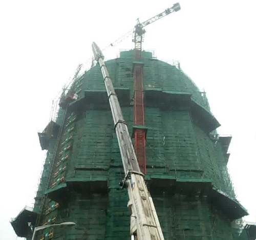 弥渡吊车在工地上作业